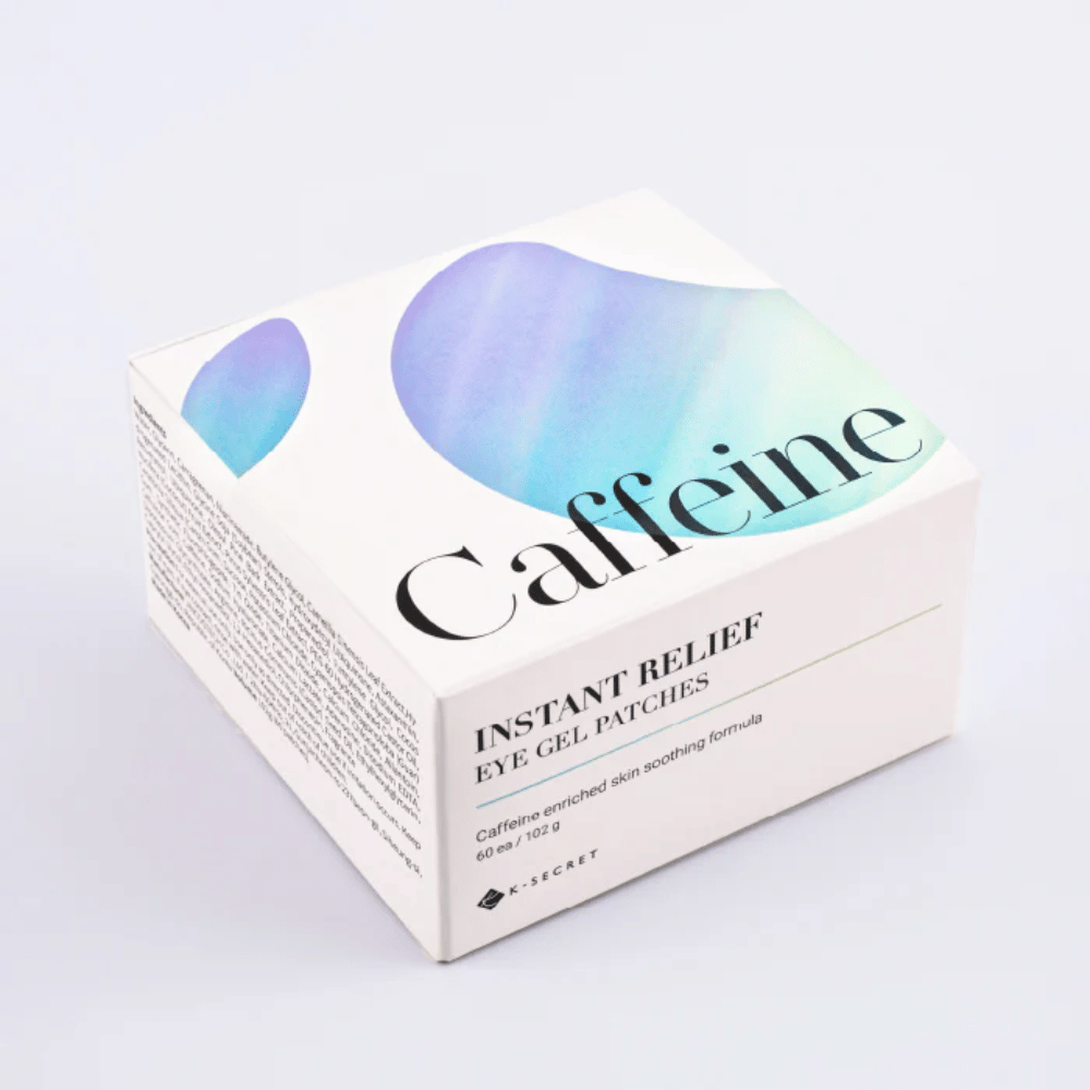 Συσκευασία από K-Secret Instant Relief Eye Gel Patches με καφεΐνη σε λευκό σχέδιο με μπλε και πράσινους τόνους.