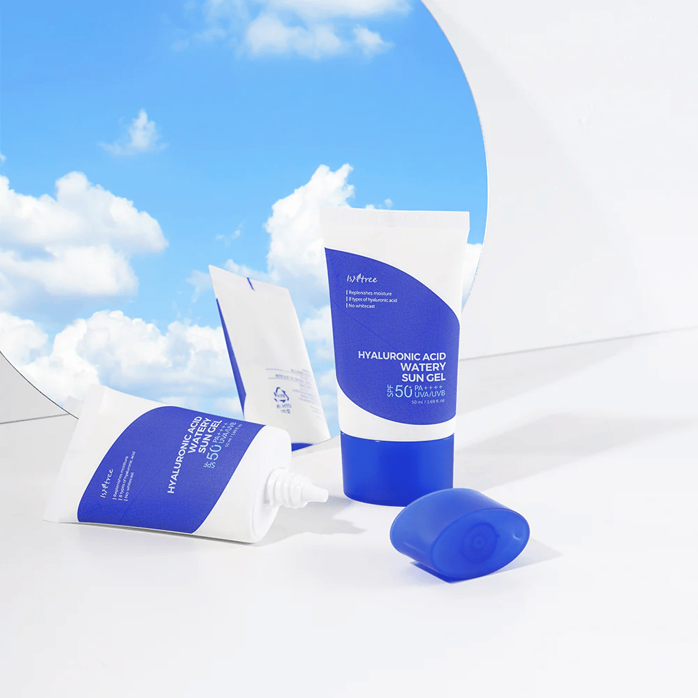 Ένα σετ Isntree Hyaluronic Acid Watery Sun Gel Set σε λευκό φόντο.