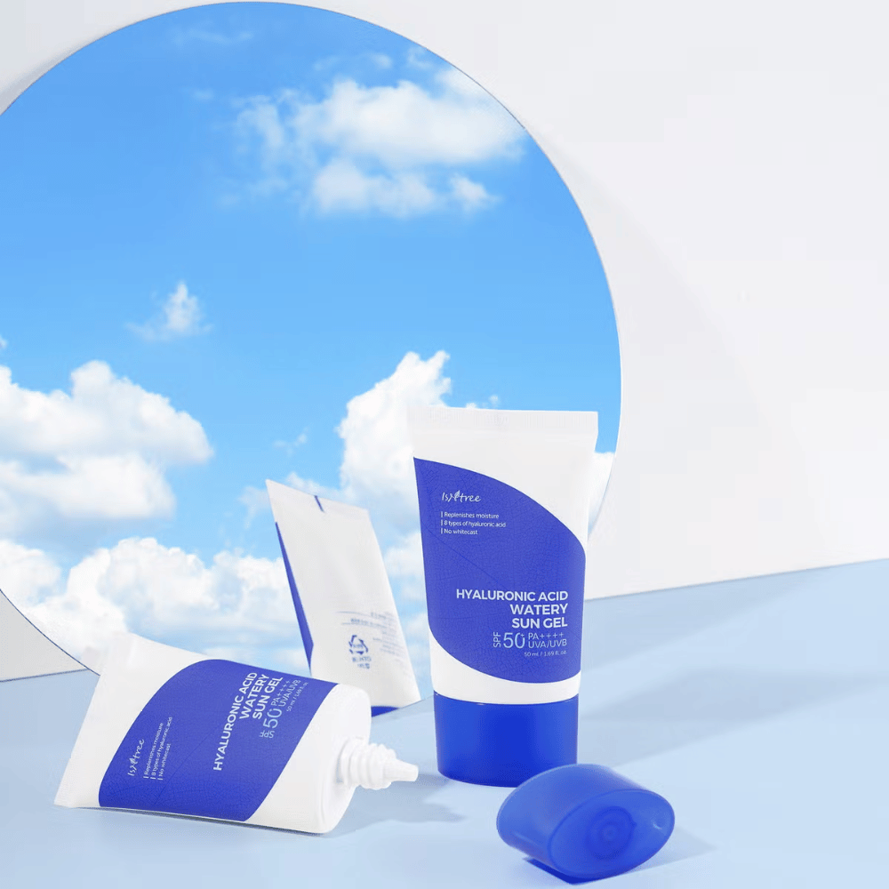 Ένα μπλε και λευκό Hyaluronic Acid Watery Sun Gel σετ περιποίησης δέρματος 50 ml με SPF50+ σε λευκό φόντο από Isntree.
