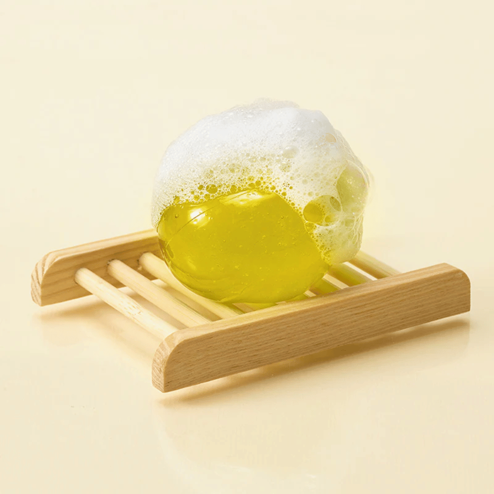 Αφρίζουσα Ongredients Jeju Cica Cleansing Ball σε σαπουνοθήκη – ήπιος καθαρισμός που ενισχύει το δερματικό φράγμα και μειώνει τον ερεθισμό.