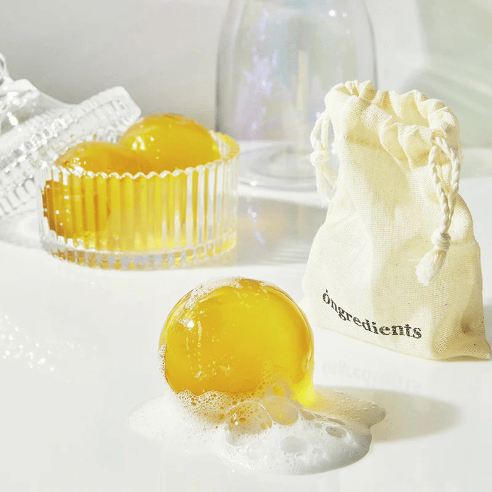 Jeju Cica Cleansing Ball από Ongredients – αφρίζουσα σφαίρα καθαρισμού σε γυάλινο βάζο, παραδίδεται με υφασμάτινη τσάντα για καθημερινό καθαρισμό προσώπου.