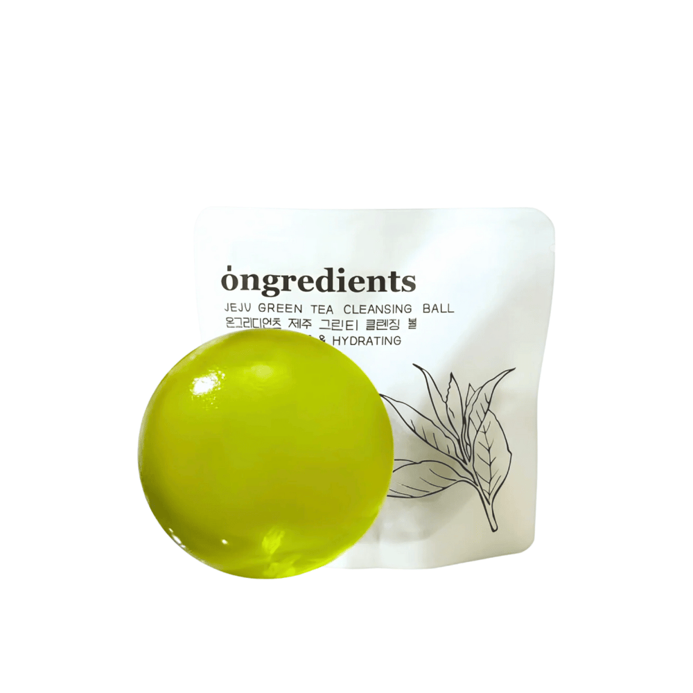 Εικόνα προϊόντος των Óngredients Jeju Green Tea Cleansing Ball μπροστά από συσκευασία – βίγκαν καθαριστικό που αναζωογονεί και ενυδατώνει το δέρμα.