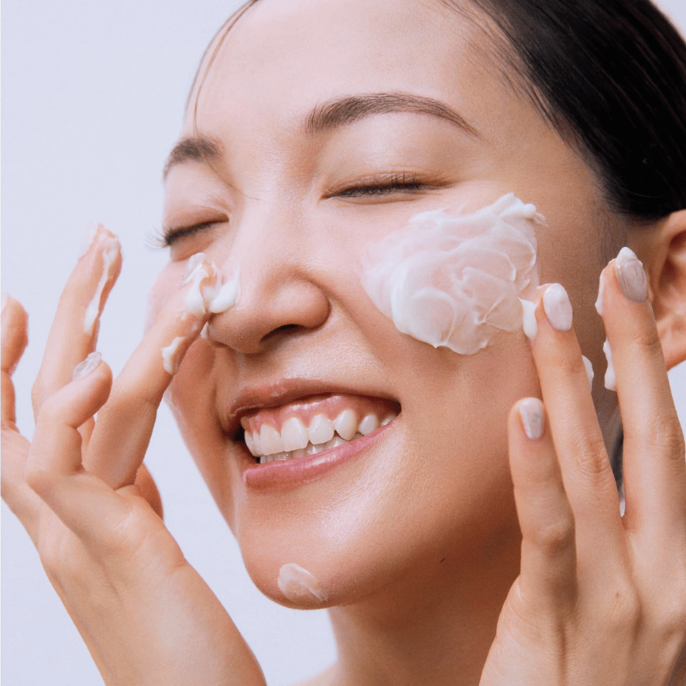 Beauty of Joseon Jello Skin Massage Cream εφαρμόζεται στο πρόσωπο για ενυδατικό μασάζ και ενισχυμένο επιδερμικό φραγμό.