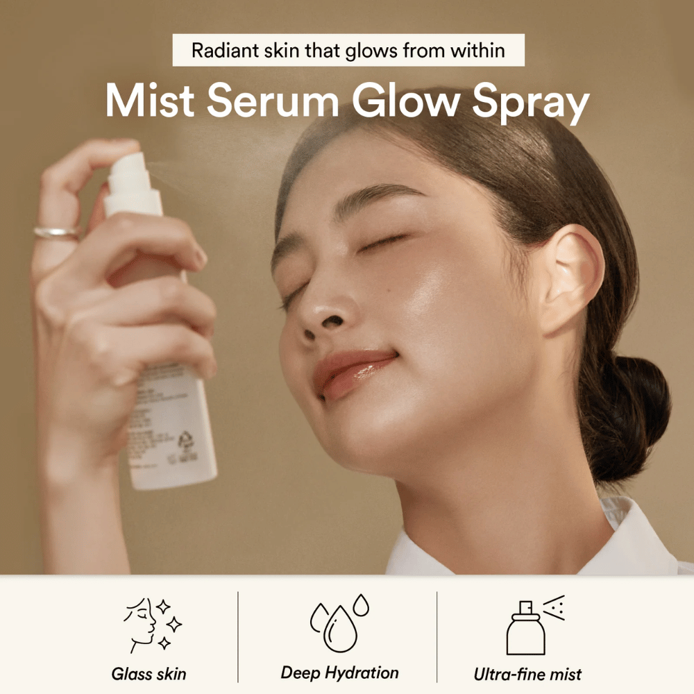 Γυναίκα ψεκάζει Abib Jericho Rose Mist Serum στο πρόσωπο. Λεπτό σπρέι που παρέχει βαθιά ενυδάτωση και εφέ λάμψης.