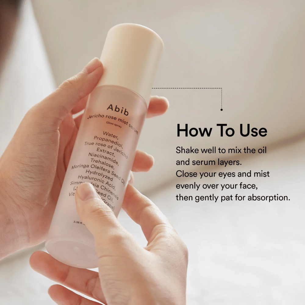 Άτομο κρατά το Abib Jericho Rose Mist Serum και δείχνει πώς να κουνήσετε το μπουκάλι για να αναμίξετε το λάδι και τον ορό πριν τη χρήση.