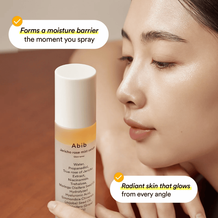 Kvinna visar sin återfuktade hud efter användning av Abib Jericho Rose Mist Serum. Skapar en skyddande fuktbarriär.