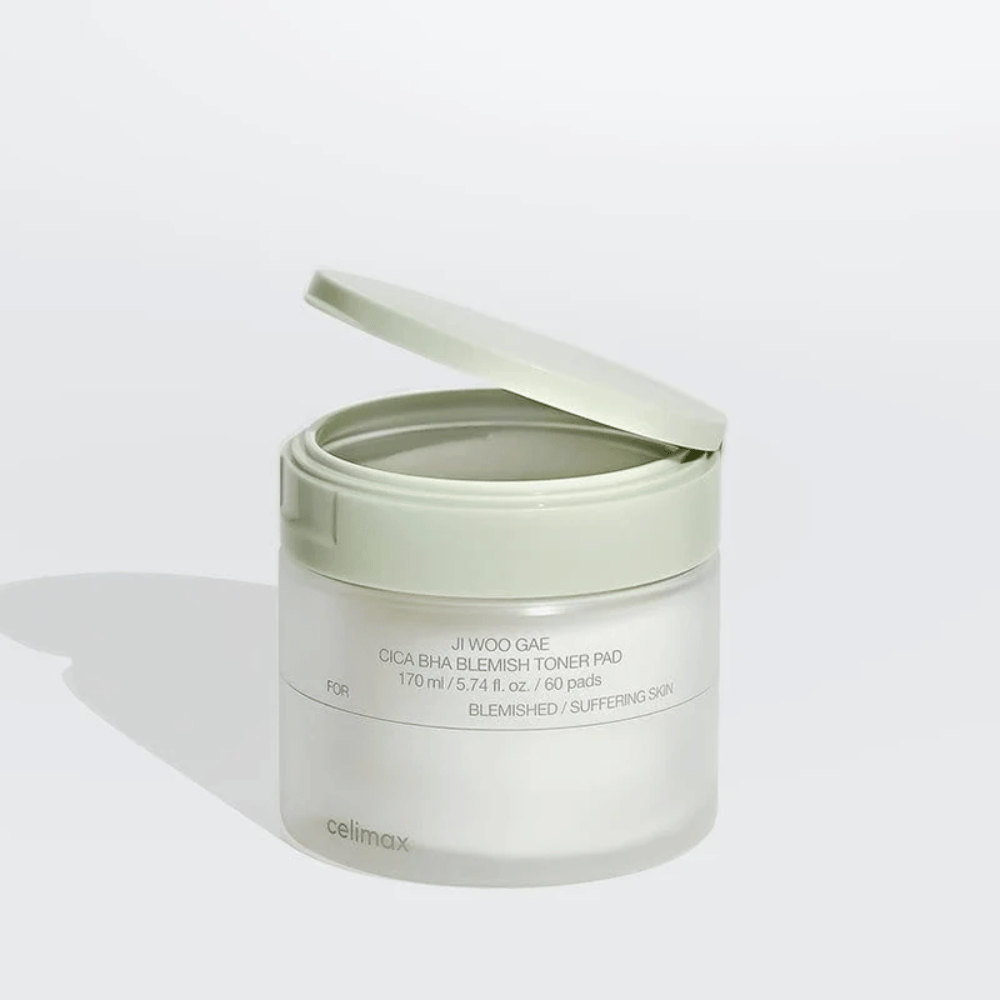 Ανοιχτό δοχείο του Celimax Ji Woo Gae Cica BHA Blemish Toner Pad. Απαλά καθαριστικά επιθέματα τόνερ που καταπραΰνουν και ισορροπούν το δέρμα.