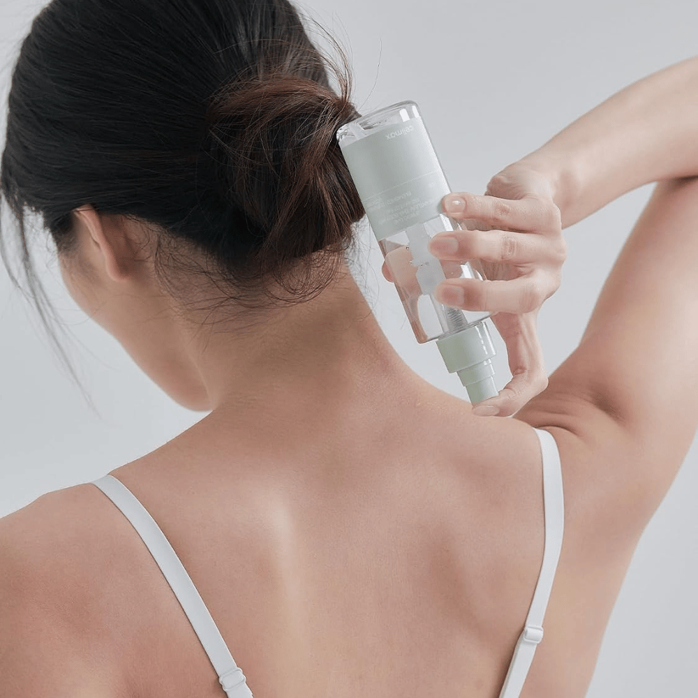 celimax Ji Woo Gae Heartleaf BHA Body Mist εφαρμόζεται στην πλάτη και τον αυχένα
