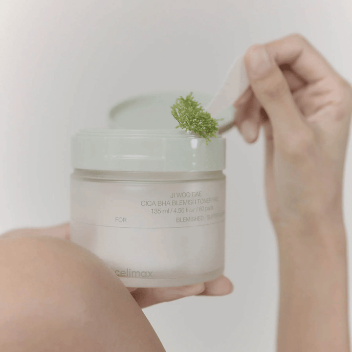 Celimax Ji Woo Gae Cica BHA Blemish Toner Pad med centella-extrakt visas i användning – mild exfoliering för klar hud.