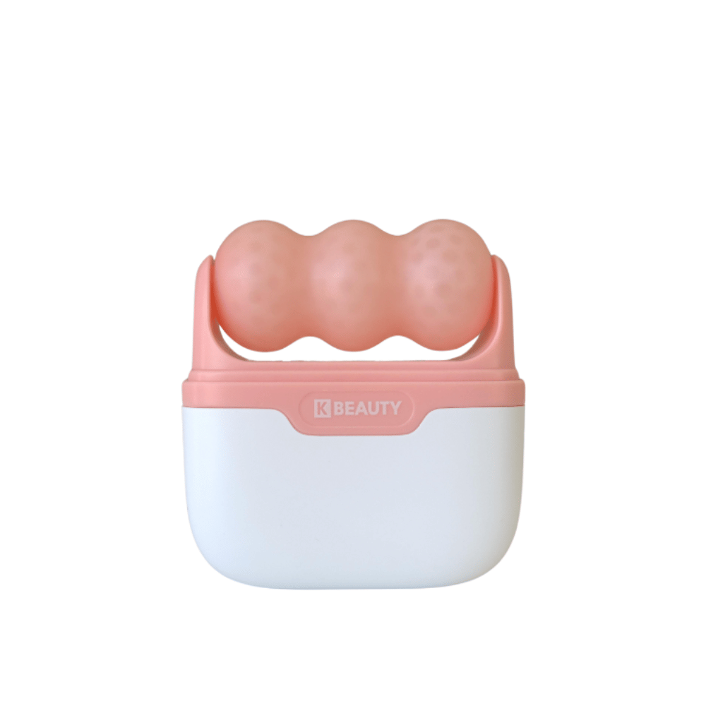 Η εικόνα δείχνει ένα K-Beauty Ice Roller με μια λευκή και ροζ λαβή. Το προϊόν έχει τρεις στρογγυλεμένους, πουά κυλίνδρους σε ροζ χρώμα στην κορυφή, σχεδιασμένο για να ψύχει και να κάνει μασάζ στο πρόσωπο. Το φόντο είναι εντελώς λευκό.