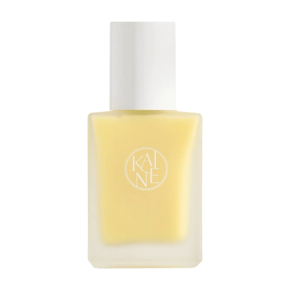 Ένα κίτρινο Vita Drop Serum μπουκάλι 30ml σε λευκό φόντο με προϊόντα περιποίησης δέρματος KAINE.