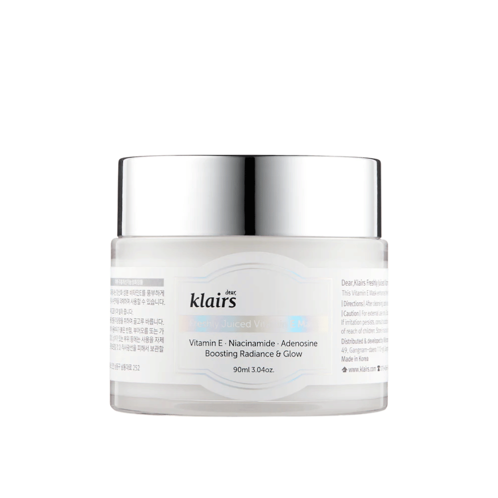 Κλειστό λευκό βάζο από Klairs Freshly Juiced Vitamin E Mask με κείμενο για τη βιταμίνη Ε, τη νιασιναμίδη και την αδενοσίνη για λάμψη, σε λευκό φόντο.