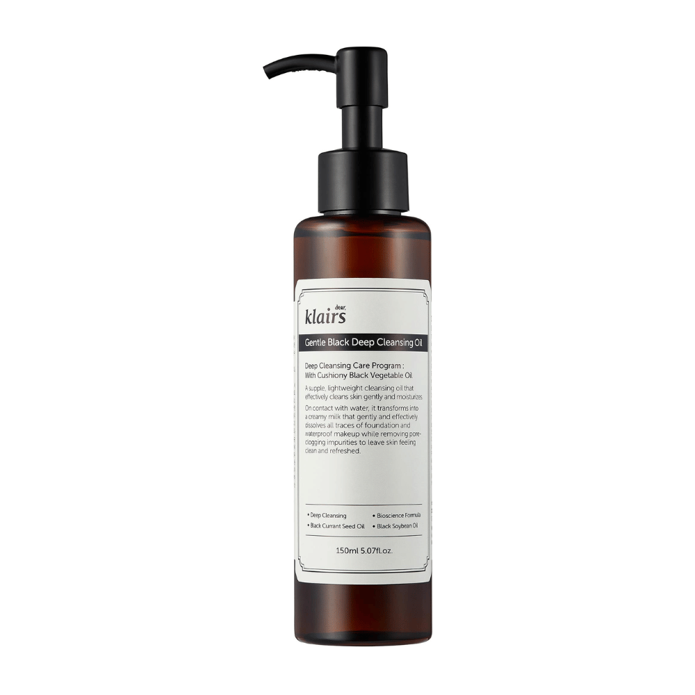 Μπουκάλι με Klairs Gentle Black Deep Cleansing Oil, ένα καθαριστικό λάδι, με μαύρη αντλία και κείμενο που περιγράφει το προϊόν, σε λευκό φόντο.