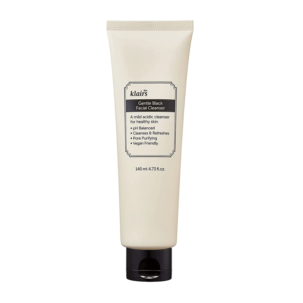Ένας σωλήνας Klairs Gentle Black Facial Cleanser με μαύρο καπάκι και κείμενο για ιδιότητες, όπως ήπιο και ισορροπημένο pH, σε καθαρό λευκό φόντο.