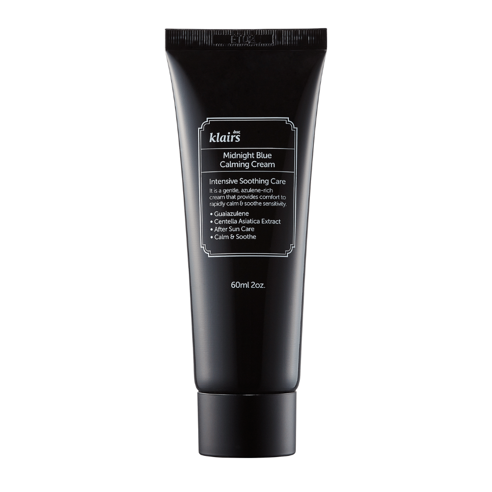 Μια μαύρη σωλήνα του Klairs Midnight Blue Calming Cream, περιγράφεται ως μια έντονα καταπραϋντική κρέμα, μπροστά από ένα λευκό φόντο.