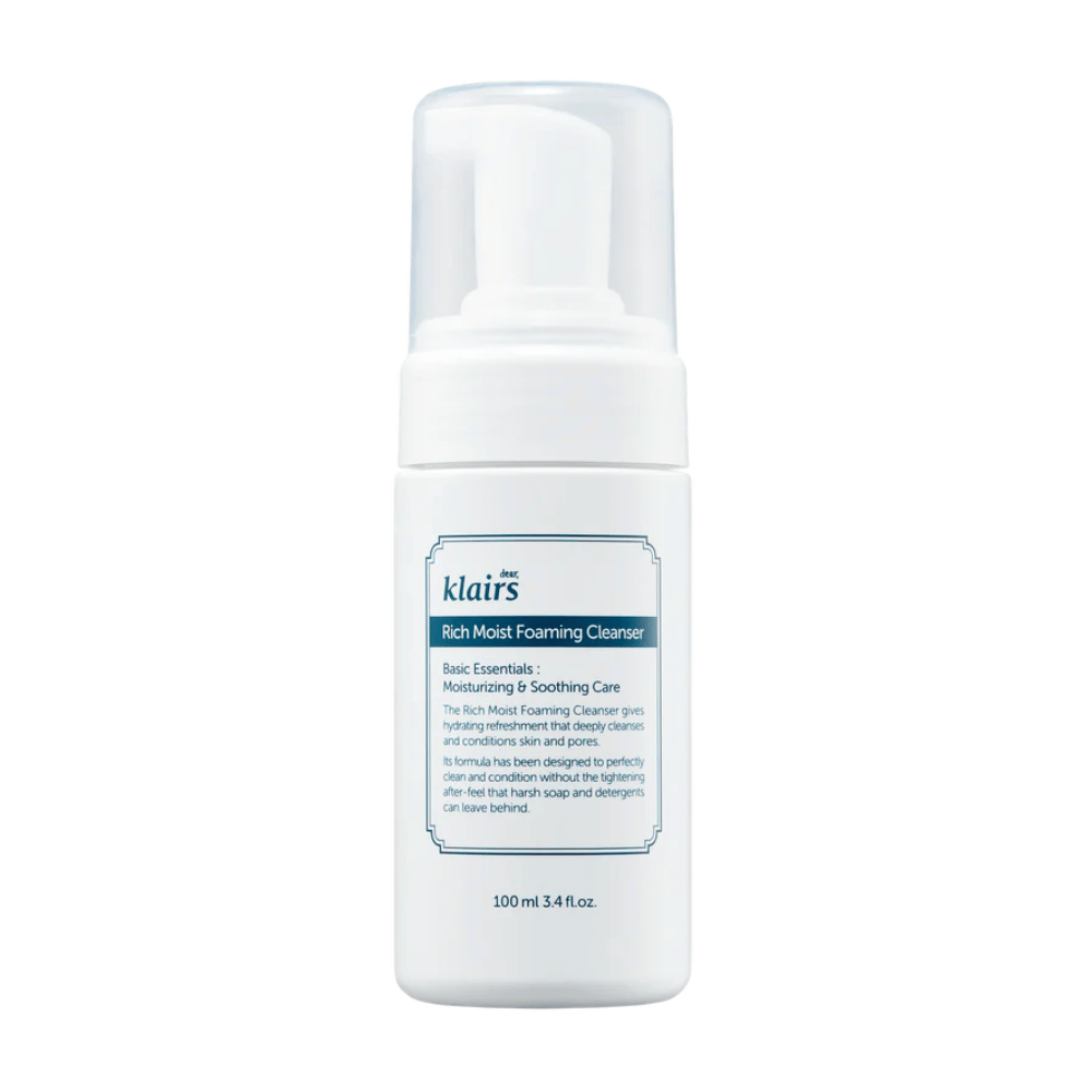 Ένα μπουκάλι με αντλία Klairs Rich Moist Foaming Cleanser με περιγραφή ενυδατικών και καταπραϋντικών ιδιοτήτων, σε λευκό φόντο.