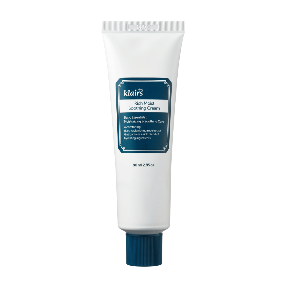 Ένας σωλήνας από Klairs Rich Moist Soothing Cream με σκούρες μπλε λεπτομέρειες και πληροφορίες προϊόντος, παρουσιασμένος σε καθαρό λευκό φόντο.