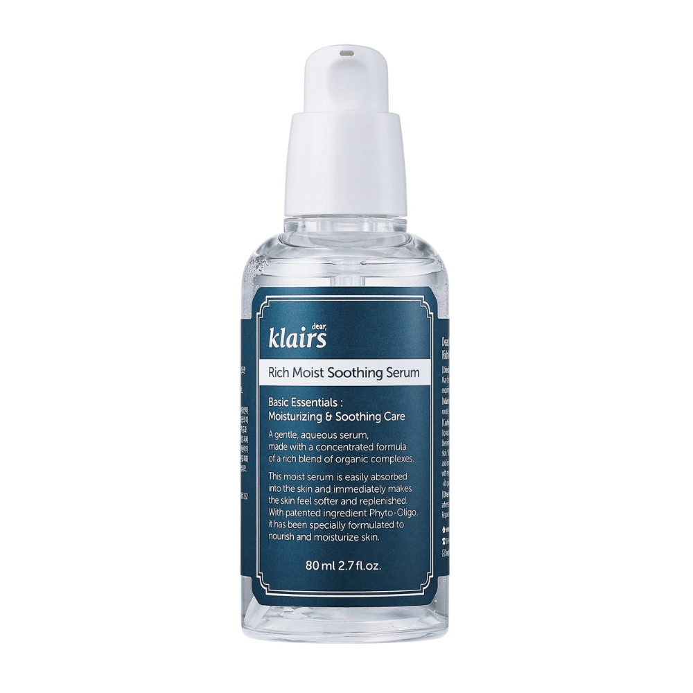 Ένα διαφανές μπουκάλι με Klairs Rich Moist Soothing Serum και λευκό σταγονόμετρο, σε λευκό φόντο.