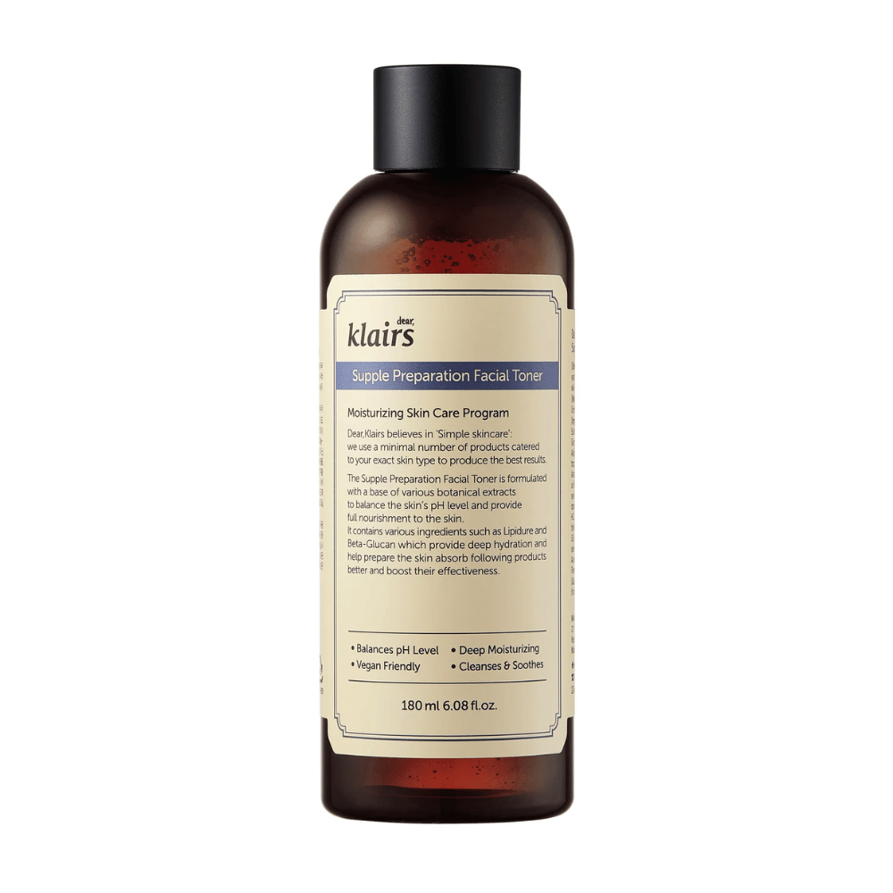 Ένα καφέ μπουκάλι του Klairs Supple Preparation Facial Toner με λευκή ετικέτα, λεπτομερείς πληροφορίες προϊόντος και πλεονεκτήματα, σε λευκό φόντο.