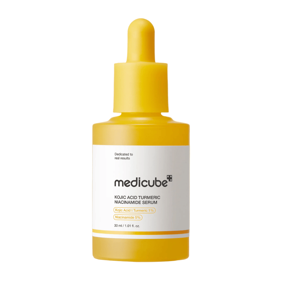 Απομονωμένη εικόνα προϊόντος του Medicube Kojic Acid Turmeric Niacinamide Serum με κίτρινο μπουκάλι και σταγονόμετρο. Ο μινιμαλιστικός σχεδιασμός και τα ζεστά χρώματα δίνουν μια μοντέρνα και κλινική εντύπωση, ενώ ταυτόχρονα το προϊόν συνδέεται με glow και brightening skincare.