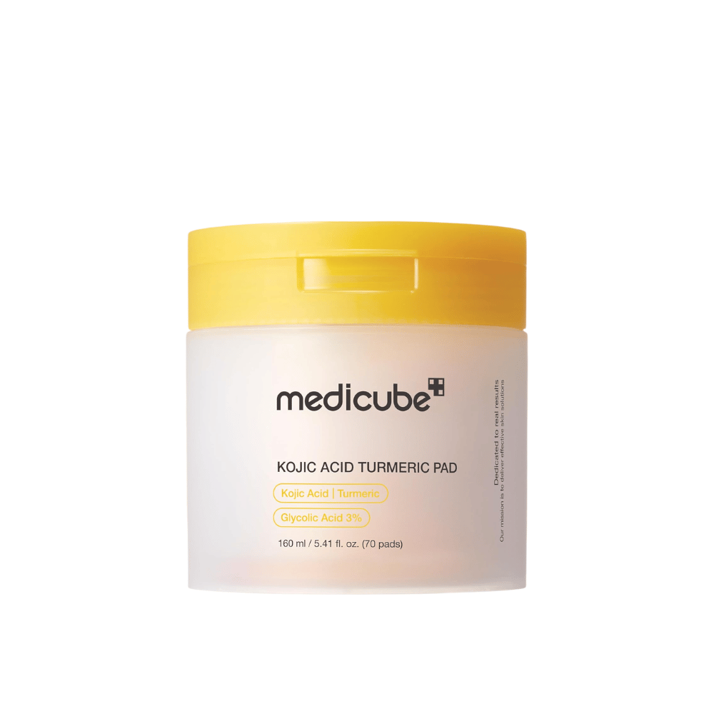 Απομονωμένη εικόνα προϊόντος του Medicube Kojic Acid Turmeric Pad σε κίτρινο βαζάκι με απολεπιστικά pads που περιέχουν κοζικό οξύ, κουρκουμά και γλυκολικό οξύ για πιο ομοιόμορφο τόνο δέρματος και λάμψη.