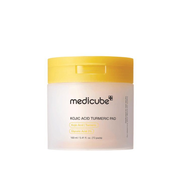 Απομονωμένη εικόνα προϊόντος του Medicube Kojic Acid Turmeric Pad σε κίτρινο βαζάκι με απολεπιστικά pads που περιέχουν κοζικό οξύ, κουρκουμά και γλυκολικό οξύ για πιο ομοιόμορφο τόνο δέρματος και λάμψη.