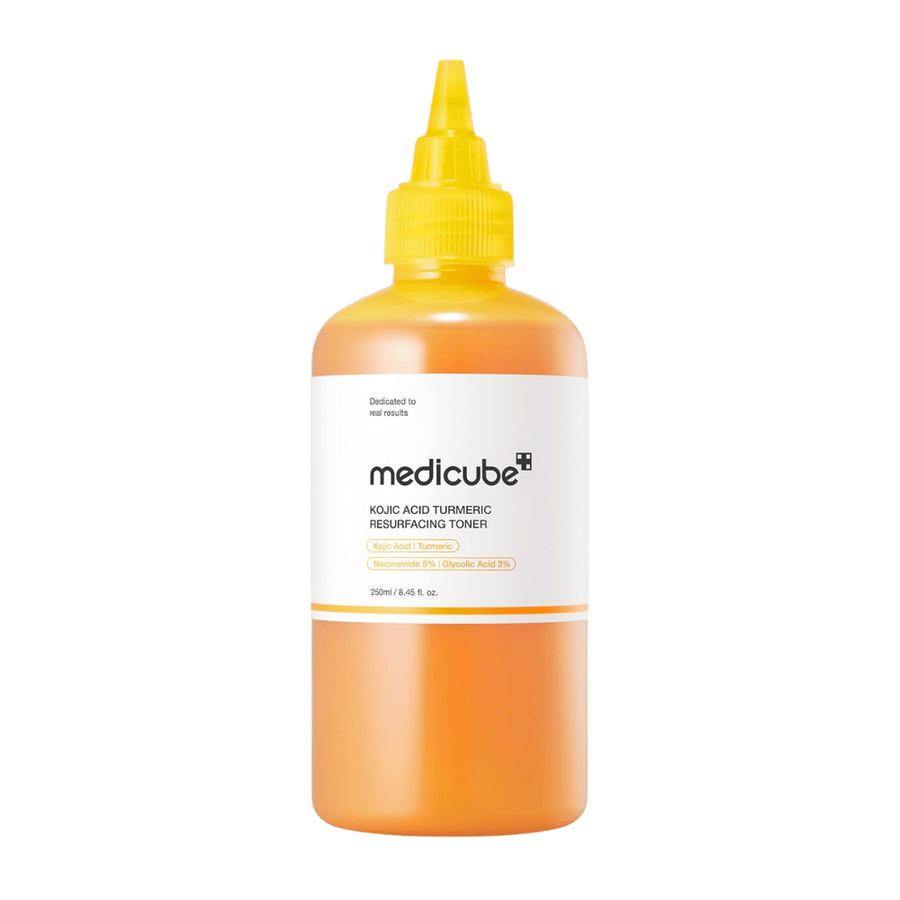 Απομονωμένη εικόνα προϊόντος του Medicube Kojic Acid Turmeric Resurfacing Toner σε κίτρινο μπουκάλι εφαρμογής για απολεπιστική περιποίηση δέρματος και βελτιωμένη υφή της επιδερμίδας.