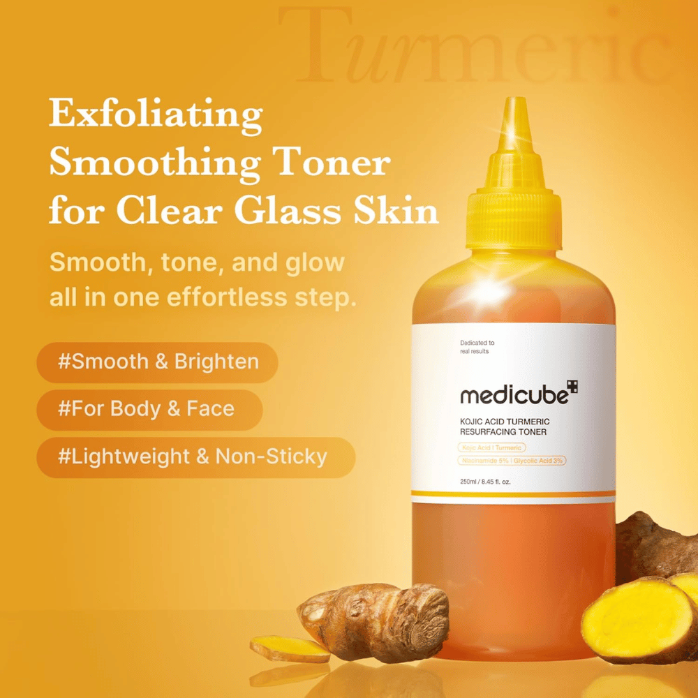 Εικόνα καμπάνιας για το Medicube Kojic Acid Turmeric Resurfacing Toner που αναδεικνύει απολεπιστικό τόνερ για λάμψη, ομοιόμορφο τόνο δέρματος και ελαφρώς ενυδατική σύνθεση για πρόσωπο και σώμα.