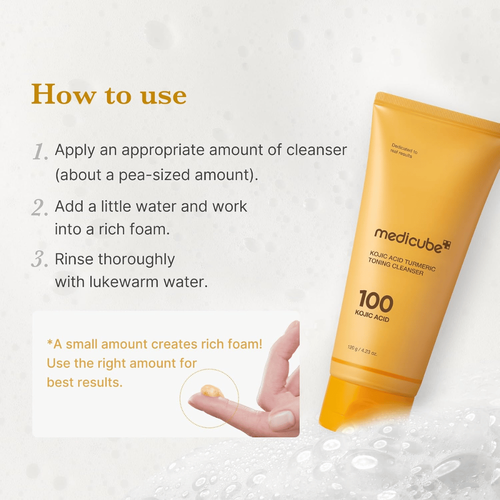 Medicube Kojic Acid Turmeric Toning Cleanser με οδηγίες χρήσης σε τρία βήματα. Κίτρινο σωληνάριο καθαριστικού και τζελ στην άκρη του δαχτύλου που δείχνει τη δοσολογία.