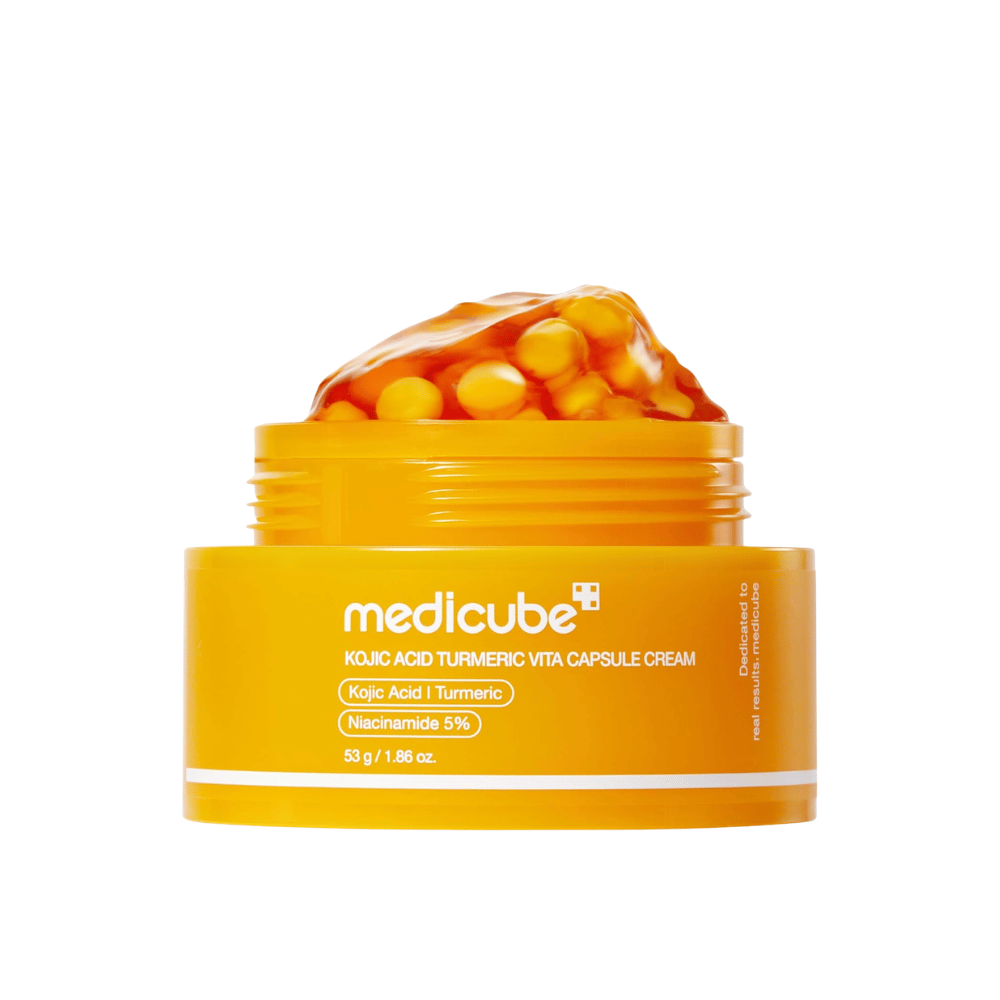 5. Medicube Kojic Acid Turmeric Vita Capsule Cream 53 g – κίτρινο βαζάκι με κρεμοτζέλ και κάψουλες σε λευκό φόντο