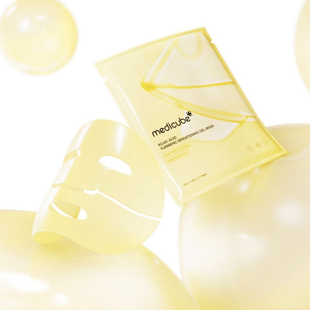 Medicube Kojic Acid Turmeric Brightening Gel Mask – μάσκα γέλης που δίνει λάμψη με κοχικό οξύ και κουρκουμά, ορατή σε διάφανη μάσκα φύλλου και κίτρινη συσκευασία.