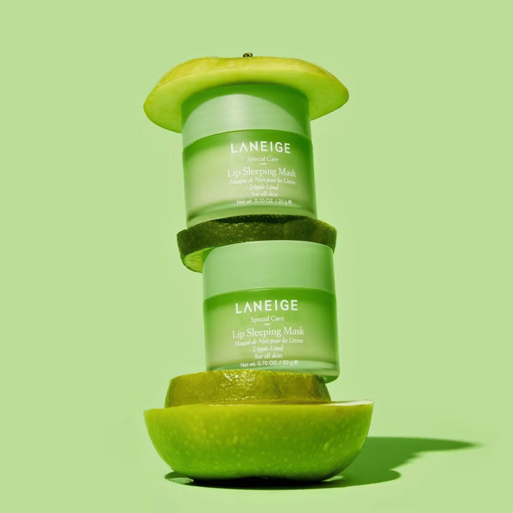 Δύο δοχεία με το LANEIGE Lip Sleeping Mask Apple Lime 20g στοιβαγμένα το ένα πάνω στο άλλο παρέχουν ενυδάτωση.