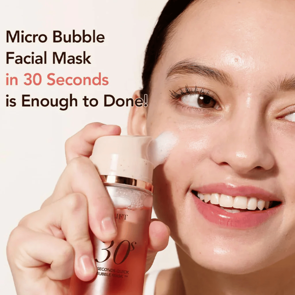 Εικόνα lifestyle όπου ένα μοντέλο εφαρμόζει τη MENOKIN bubble mask απευθείας στο δέρμα με μικροφυσαλίδες, μαζί με κείμενο που τονίζει τη γρήγορη περιποίηση προσώπου σε 30 δευτερόλεπτα.