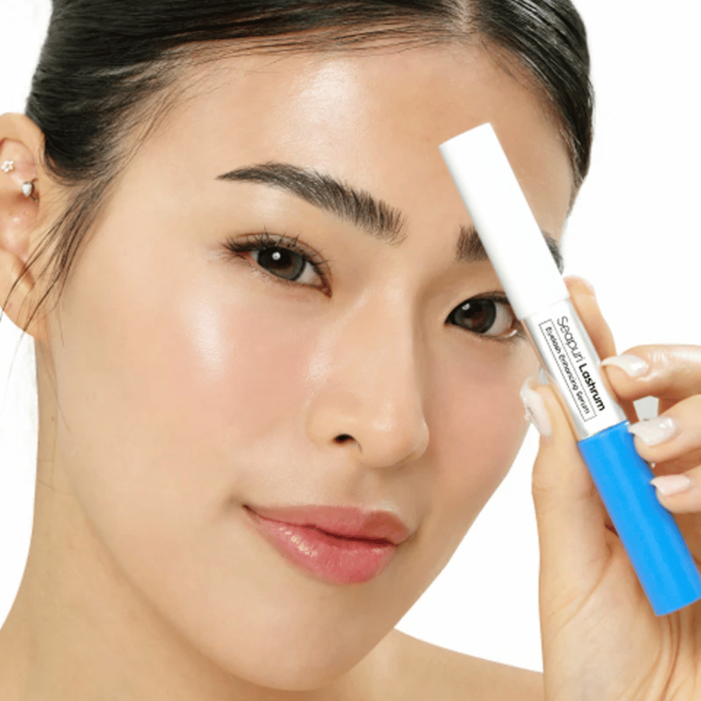 Γυναίκα κρατάει το Seapuri Lashrum Eyelash Enhancing Serum. Ένας περιποιητικός ορός βλεφαρίδων που ενισχύει και ορίζει τις βλεφαρίδες.