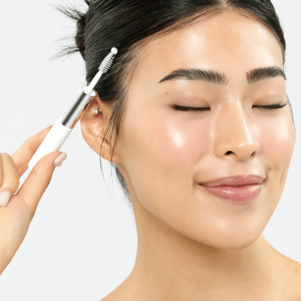 Γυναίκα εφαρμόζει το Seapuri Lashrum Eyelash Enhancing Serum στις βλεφαρίδες. Προάγει τη φυσική ανάπτυξη και τη λάμψη.