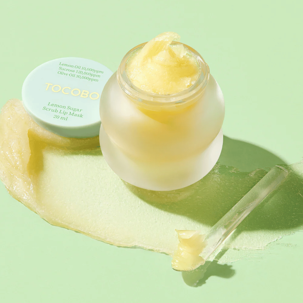 Ανοιχτό βάζο με Tocobo Lemon Sugar Scrub Lip Mask σε πράσινο φόντο, με το περιεχόμενο να φαίνεται καθαρά.