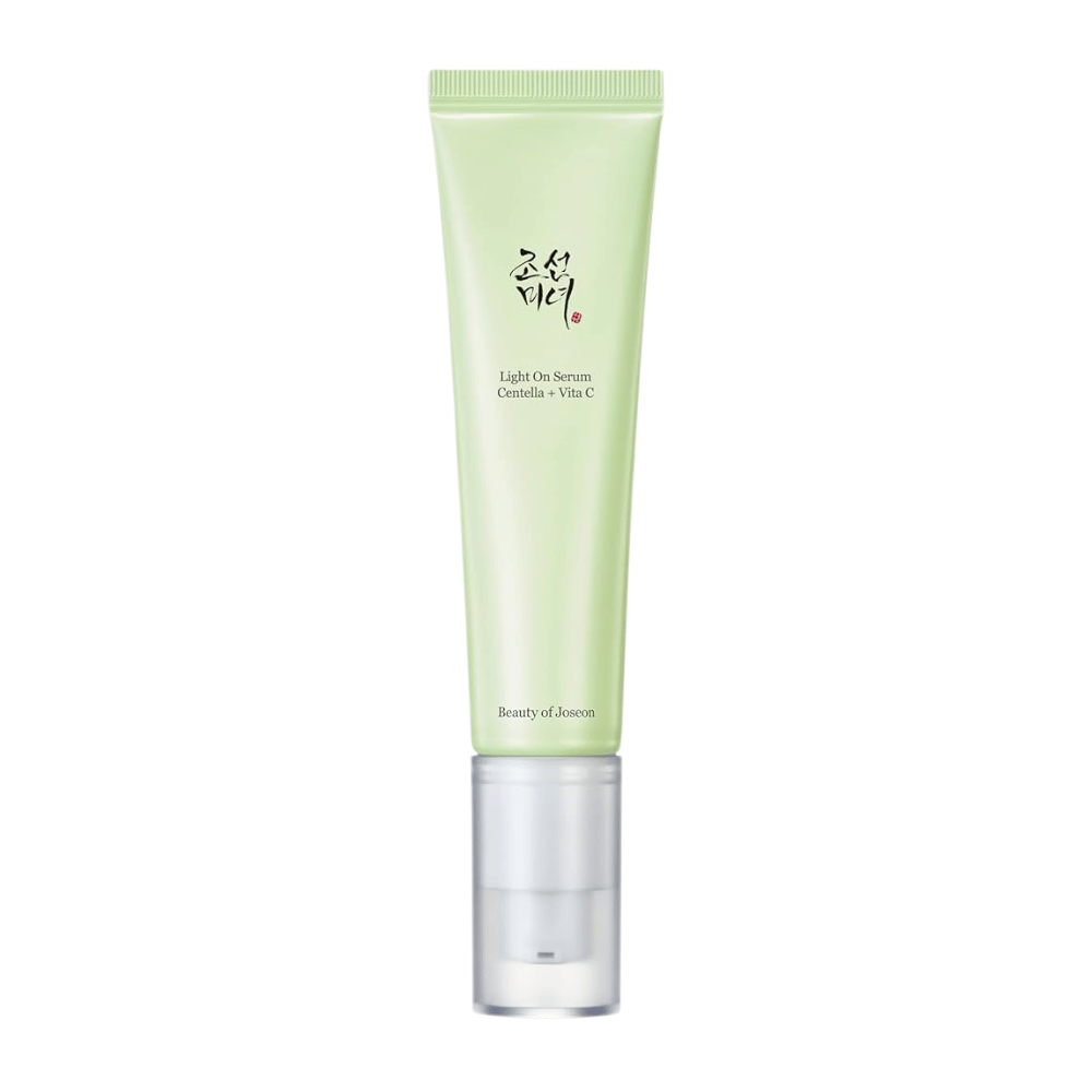 Beauty of Joseon Light On Serum σε ένα ανοιχτό πράσινο σωληνάριο με αντλία, περιέχει Centella και βιταμίνη C για περιποίηση του δέρματος που χαρίζει λάμψη.