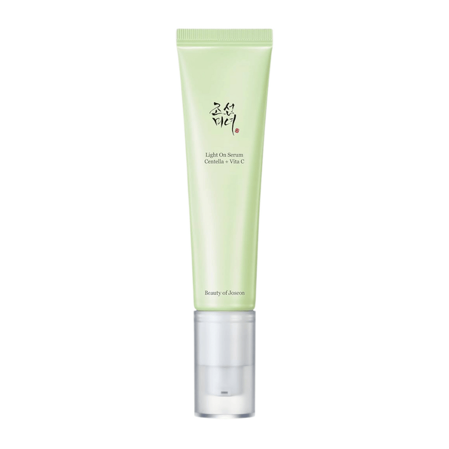 Beauty of Joseon Light On Serum i en ljusgrön tub med pump, innehållande Centella och vitamin C för lystergivande hudvård.