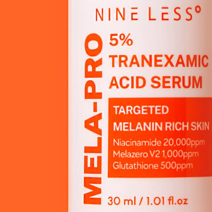 Κοντινή εικόνα του NINE LESS MELA-PRO 5% Tranexamic Acid Serum με 5% τρανεξαμικό οξύ, νιασιναμίδη και γλουταθειόνη.