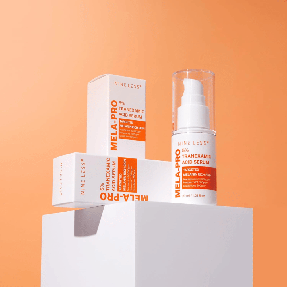 NINE LESS MELA-PRO 5% Tranexamic Acid Serum 30 ml με συσκευασία, ορός που προσφέρει λάμψη κατά των κηλίδων και ανομοιόμορφου τόνου δέρματος.