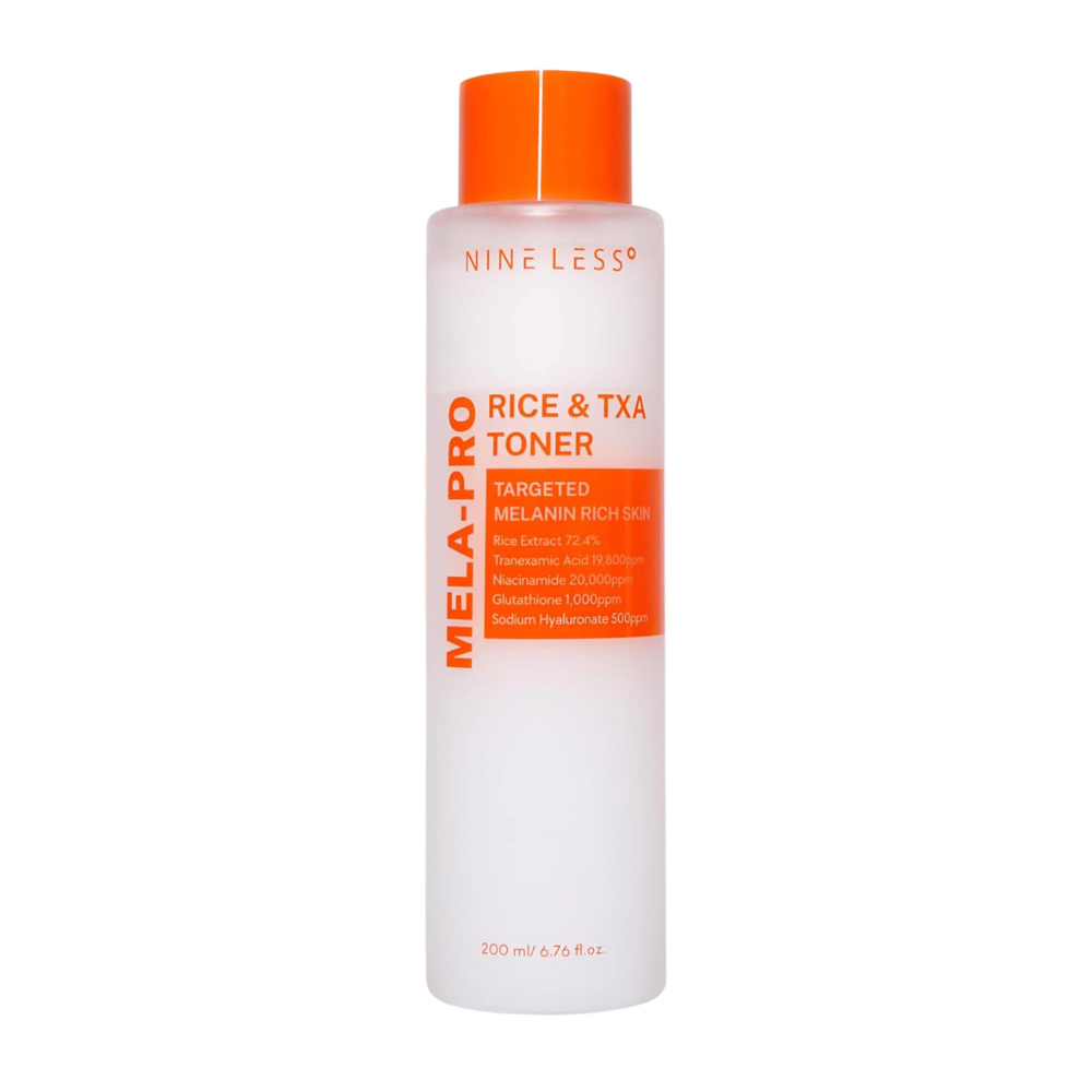 6. NINE LESS MELA-PRO Rice & TXA Toner 200 ml – λευκό μπουκάλι τόνερ με πορτοκαλί καπάκι και ετικέτα σε λευκό φόντο