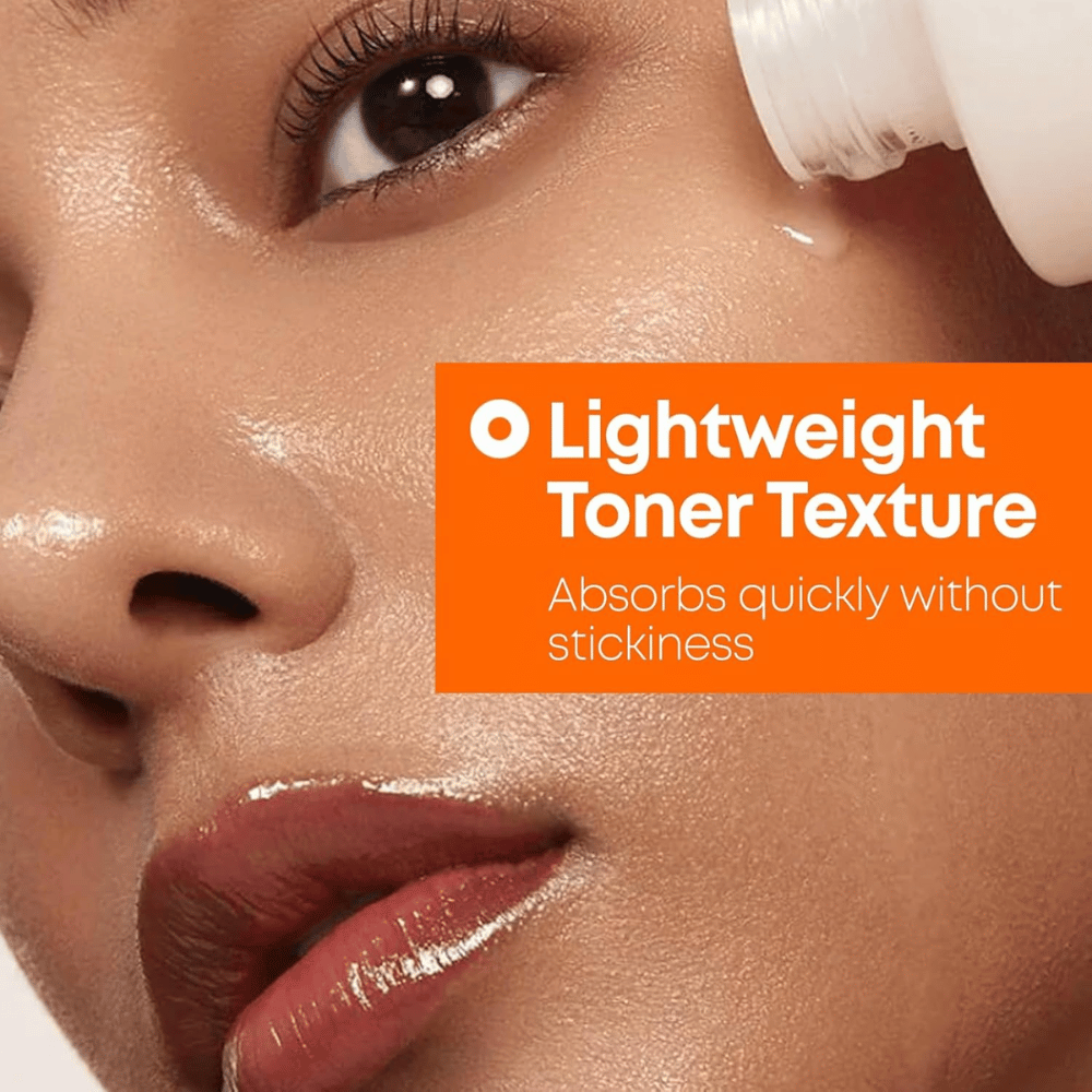 3. NINE LESS MELA-PRO Rice & TXA Toner – μοντέλο με ενυδατωμένη επιδερμίδα που δείχνει την ελαφριά υφή του τόνερ και τη γρήγορη απορρόφησή του