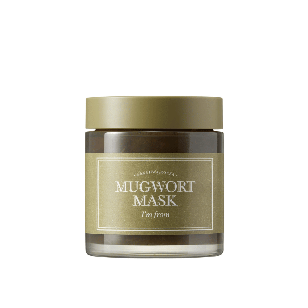 Εικόνα προϊόντος του I'm From Mugwort Mask – μια πράσινη μάσκα προσώπου σε γυάλινο βάζο με ελιά πράσινο καπάκι και ετικέτα, φωτογραφημένη σε λευκό φόντο.