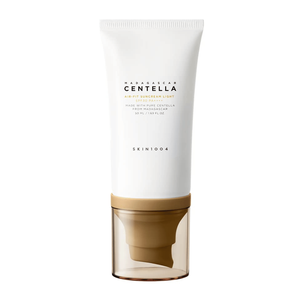 SKIN1004 Madagascar Centella Air-Fit Suncream Light SPF30 PA++++ – ελαφριά αντηλιακή κρέμα με centella asiatica που προστατεύει το δέρμα, ενυδατώνει και είναι κατάλληλη για ευαίσθητο δέρμα.