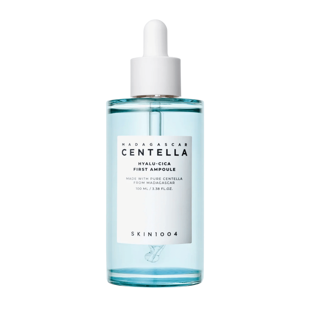 Εικόνα προϊόντος από Skin1004 Madagascar Centella Hyalu-Cica First Ampoule, μπουκάλι 100 ml με λευκή ετικέτα και πιπέτα.