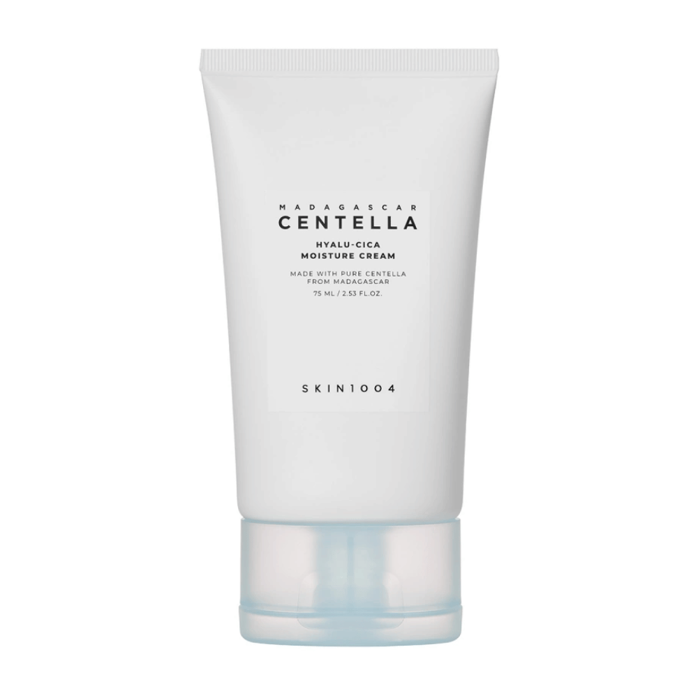 Ένας λευκός σωλήνας SKIN1004 Madagascar Centella Hyalu-Cica ενυδατική κρέμα σε μονόχρωμο φόντο.