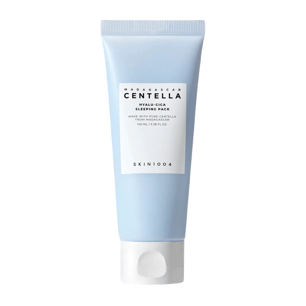Η εικόνα δείχνει "Madagascar Centella Hyalu-Cica Sleeping Pack" σε ένα σωληνάριο 100 ml από SKIN1004, ένα προϊόν περιποίησης δέρματος για χρήση κατά τη διάρκεια της νύχτας.