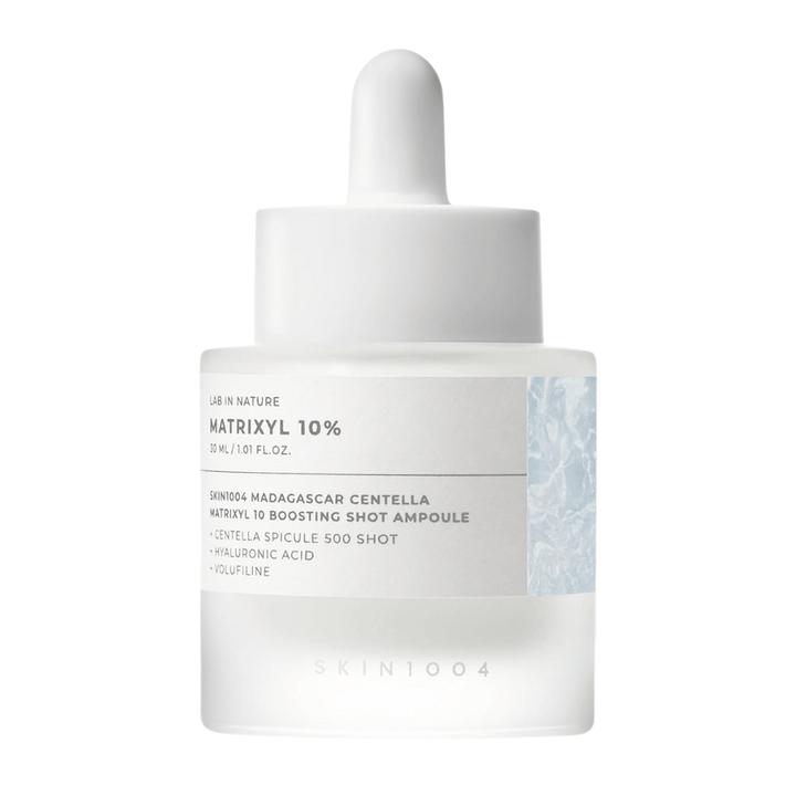 Κοντινή λήψη του SKIN1004 Madagascar Centella Matrixyl 10 Boosting Shot Ampoule που δείχνει πιπέτα και ετικέτα – υψηλής συγκέντρωσης πεπτιδικός ορός για την ελαστικότητα και την ενυδάτωση του δέρματος.