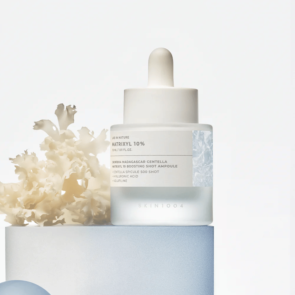 SKIN1004 Madagascar Centella Matrixyl 10 Boosting Shot Ampoule σε εικόνα lifestyle – αντιγηραντικός ορός με πεπτίδια και centella που ενισχύει το φράγμα του δέρματος και προσφέρει σφριγηλότητα.