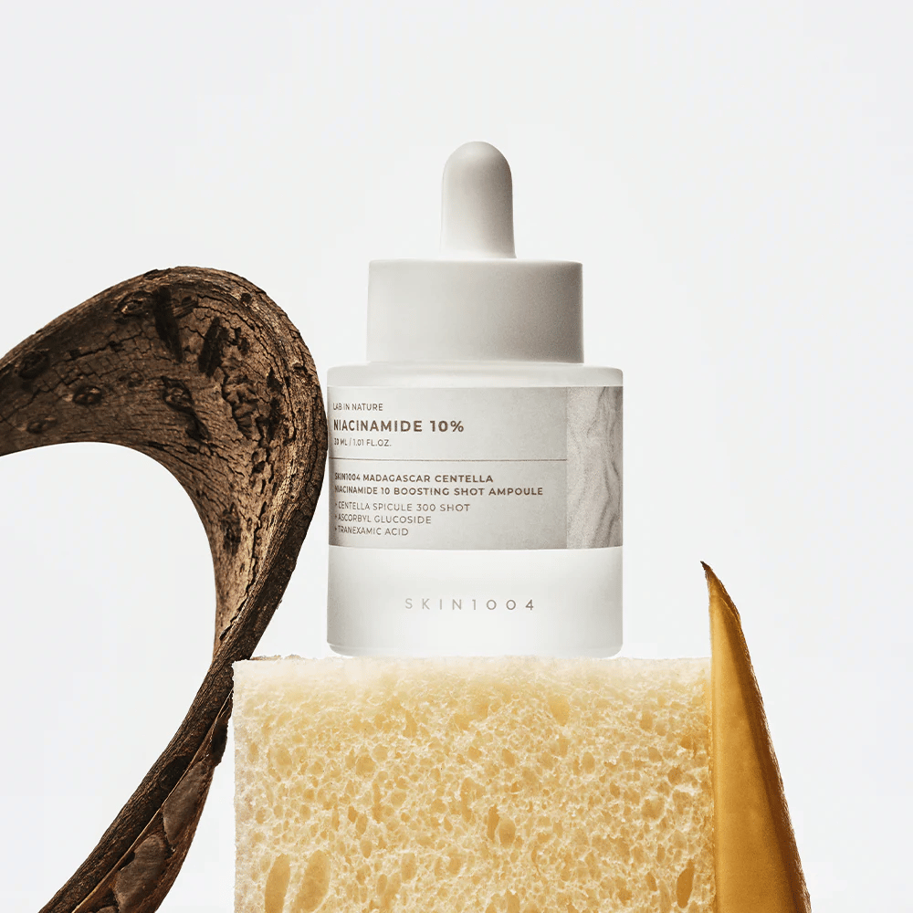 SKIN1004 Madagascar Centella Niacinamide 10 Boosting Shot Ampoule σε εικόνα τρόπου ζωής – ορός προσώπου που βοηθά στη μείωση του ανώμαλου τόνου του δέρματος και ενισχύει το φραγμό του δέρματος.